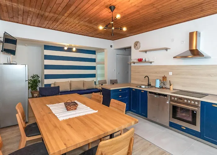 3 Bedroom Awesome In Apartment *